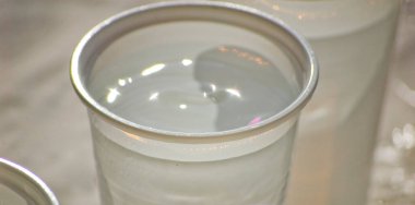 Plastik bardak suyu kapat..