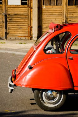 Poznan, Polonya - 8 Haziran 2022 - Klasik kırmızı Citroen 2CV.