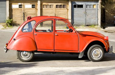 Poznan, Polonya - 8 Haziran 2022 - Klasik kırmızı Citroen 2CV.