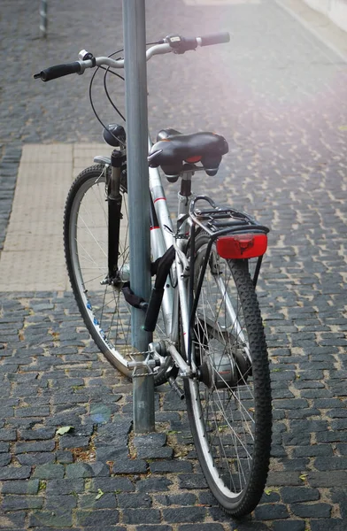 Sokağa Park Edilmiş Eski Model Bisiklet — Stok fotoğraf
