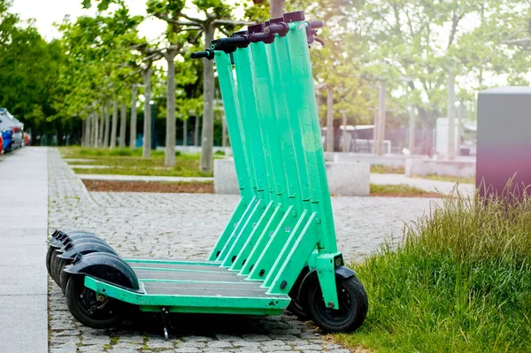 Gruppo Scooter Elettrici Piedi Nel Parco Cittadino — Foto Stock