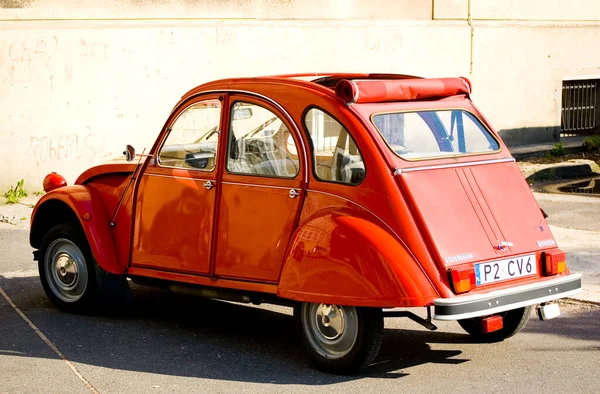 Poznan, Polonya - 8 Haziran 2022 - Klasik kırmızı Citroen 2CV.