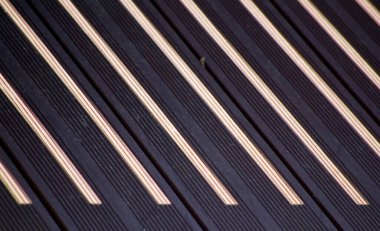 Güneşli bir günde ahşap zeminde gölgeler.