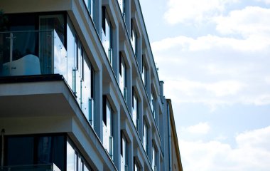 Modern apartmanın mimari detayları.