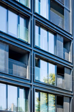 Modern apartmanın mimari detayları.