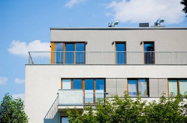 Modern apartmanın mimari detayları.