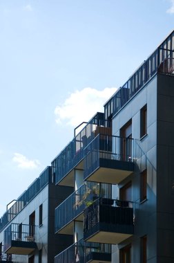 Modern apartmanın mimari detayları.