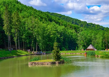 Ormandaki bir eğlence parkında, dağların arasında.