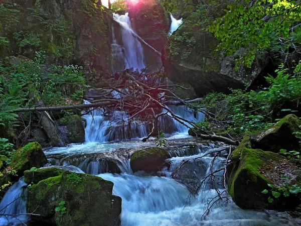 Olympus Digital Camer Ain Der Morgensonne Fällt Ein Wasserfall Den — Stockfoto