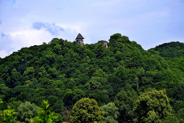 Uma Montanha Alta Coberta Com Floresta Você Pode Ver Telhado — Fotografia de Stock