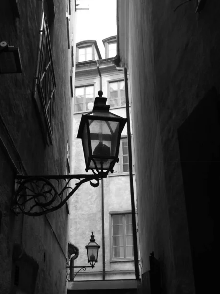 Лампочка Самоті Чорно Білому Кольорі Алеї — стокове фото