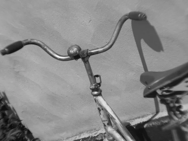 Bicicleta Antigua Apoyada Blanco Negro — Stock fotografie