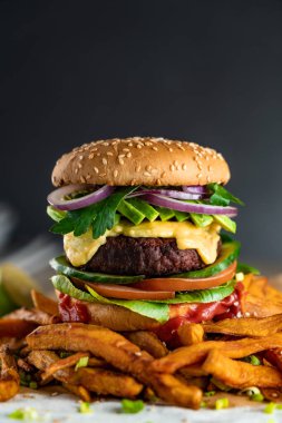 Ev yapımı bitkisel burger ve patates kızartması. Vejetaryen.