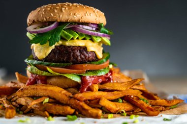 Ev yapımı bitkisel burger ve patates kızartması. Vejetaryen.