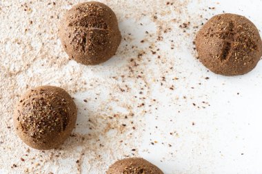 Taze hamur ekmek için hazır. Üstte keten tohumu.