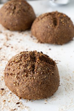 Taze hamur ekmek için hazır. Üstte keten tohumu.