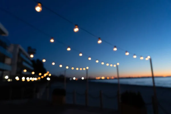 Закрийте Світильники Терасі Пляжного Кафе Сонце Сідає Розмите Абстрактне Тло — стокове фото