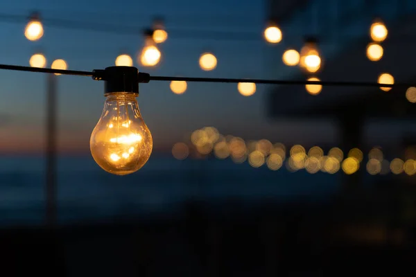 Primo Piano Delle Lampadine Incandescenti Sulla Terrazza Del Bar Sulla — Foto Stock