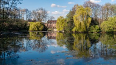 Gladbeck, Kuzey Ren-Vestfalya, Almanya - Nisan 3, 2017: Kale göleti ve Wasserschloss Wittringen (Wittringen kalesi demirli)