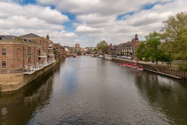 York, İngiltere, İngiltere, 17 Mayıs 2016: İskeldergate Köprüsü 'nden Ouse Nehri' ne bakın