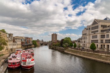 York, İngiltere, İngiltere, 16 Mayıs 2016: Ouse Nehri üzerindeki İstasyon Yolu 'ndan birkaç yolcu gemisiyle görüntüleme