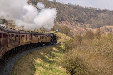 Goathland yakınlarında, Kuzey Yorkshire, İngiltere - 07 Mayıs 2016: Whitby ve Pickering arasındaki Kuzey Yorkshire Moors Demiryolu üzerinde bir tren