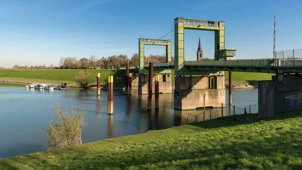 德国北莱茵 威斯特法伦州杜伊斯堡 2017年3月27日 以瓦尔苏姆教堂为背景的电梯桥 — 图库照片