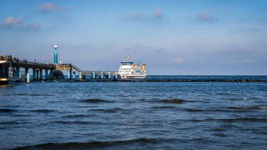 Sellin, Mecklenburg-Batı Pomerania, Almanya - 30 Eylül 2020: Sellin İskelesinde bir feribot