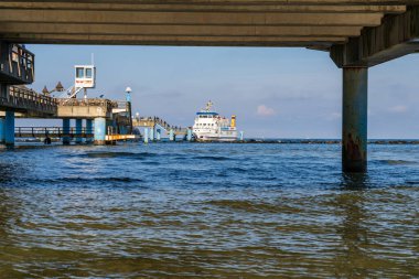 Sellin, Mecklenburg-Batı Pomerania, Almanya - 30 Eylül 2020: Sellin İskelesi 'nde bir feribot, iskelenin altından görüldü