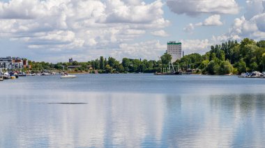 Wiesbaden, Hesse, Almanya - 18 Ağustos 2020: Schierstein Limanı