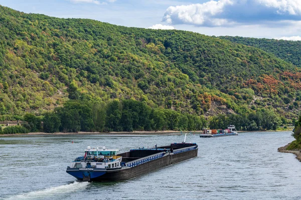 Kaub Rheinland Pfalz August 2020 Schiffe Auf Dem Rhein Passieren — Stockfoto