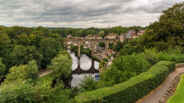 Knaresborough, Kuzey Yorkshire, İngiltere - 09 Eylül 2016: Nidd Nehri ve Knaresborough Viaduct 'a doğru Castle Grounds' tan görüntü