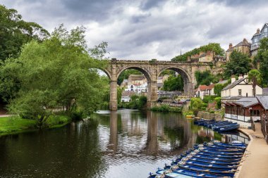 Knaresborough, Kuzey Yorkshire, İngiltere - 09 Eylül 2016: Nidd Nehri ve Knaresborough Viaduct Nehri 'nin karşısına bakın