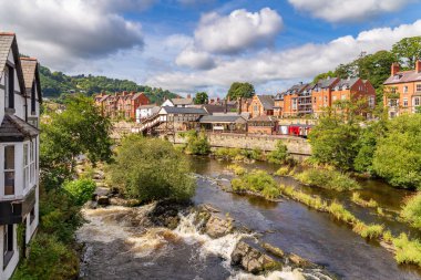 Llangollen, Denbighshire, Galler, İngiltere - 31 Ağustos 2016: Arka planda Dee Nehri üzerindeki Llangollen Köprüsü manzarası