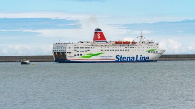 Goodwick, Galler, İngiltere - 20 Mayıs 2017: Stena Hattı feribotu İrlanda 'daki Rosslare' a giderken Fishguard körfezinden ayrılıyor