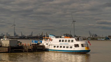 Gravesend, Kent, İngiltere, İngiltere - 23 Eylül 2017: Yolcu gemisi Prenses Pocahontas ile Thames Nehri 'ne bakın