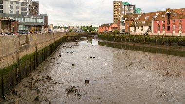 Ipswich, Suffolk, İngiltere - 27 Mayıs 2017: Orwell Nehri 'nde Çamur ve arka planda Ipswich Rıhtımı evleri