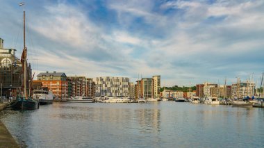 Ipswich, Suffolk, İngiltere, İngiltere - 27 Mayıs 2017: Ipswich Limanı 'nda tekneleri ve yatları olan Wherry Quay ve Neptune Quay' deki evler