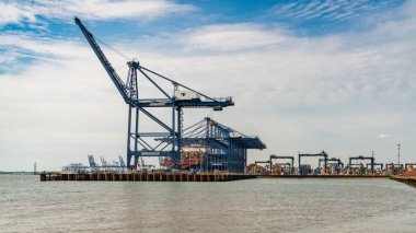 Felixstowe, Suffolk, İngiltere - 28 Mayıs 2017: Bazı vinçler, konteynırlar ve bir konteynır gemisi ile Felixstowe Limanı