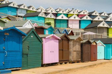 Walton-on-the-Naze, Essex, İngiltere - 29 Mayıs 2017: Southcliff Gezinti Güvertesindeki sahil kulübeleri