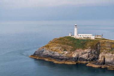 Holyhead, Anglesey, Gwynedd, Galler, İngiltere - 08 Haziran 2018 - Kayalıklara ve Güney Yığını Deniz fenerine doğru bakın
