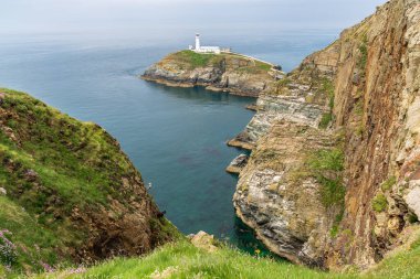 Holyhead, Anglesey, Gwynedd, Galler, İngiltere - 08 Haziran 2018 - Kayalıklara ve Güney Yığını Deniz fenerine doğru bakın
