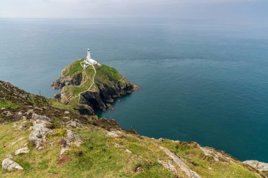 Holyhead, Anglesey, Gwynedd, Galler, İngiltere - 08 Haziran 2018 - Kayalıklara ve Güney Yığını Deniz fenerine doğru bakın