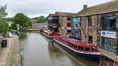 Skipton, Kuzey Yorkshire, İngiltere - Haziran 04, 2018: Leeds ve Liverpool Kanalı kıyısındaki evler ve dar botlar