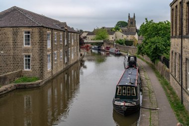 Skipton, Kuzey Yorkshire, İngiltere - Haziran 04, 2018: Leeds ve Liverpool Kanalı kıyısındaki evler ve dar botlar