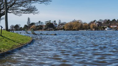 Oulton Broad, Suffolk, İngiltere - Nisan 05, 2018: Oulton Broad kıyılarındaki su baskınları