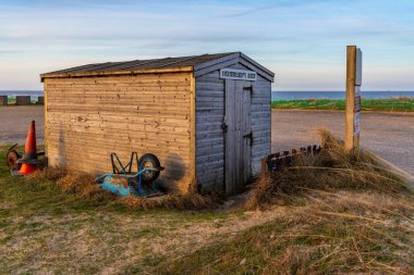Winterton-on-Sea, Norfolk, İngiltere - Nisan 05, 2018: Kuzey Denizi kıyısında bir balıkçı kulübesi