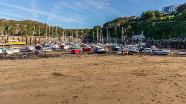 Ilfracombe, Devon, İngiltere, İngiltere - 28 Eylül 2018: The Quay 'den Hillsborough Terrace' a doğru liman manzarası