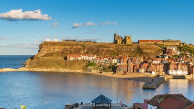 Whitby, Kuzey Yorkshire, İngiltere -12 Eylül 2018 - Doğu Terası 'ndan şehre ve St. Mary' s 'e doğru bakın