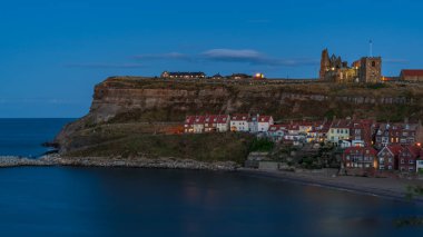 Whitby, Kuzey Yorkshire, İngiltere - 12 Eylül 2018: Doğu Terası 'ndan şehre ve St. Mary' s 'e doğru akşam manzarası